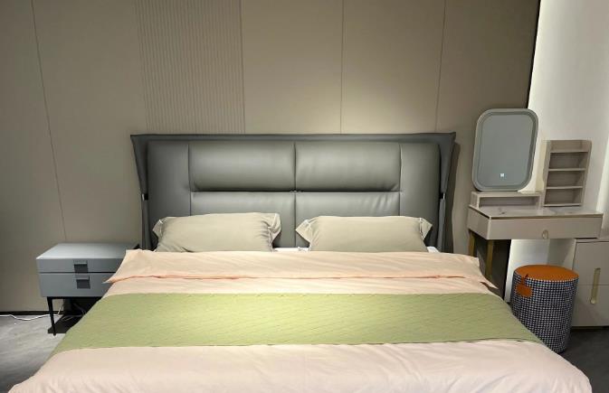 木饰面装点的好看又舒服的极简大软床.jpg 木饰面装点的好看又舒服的极简大软床.jpg